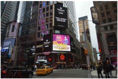 洛娃亮相纽约时代广场