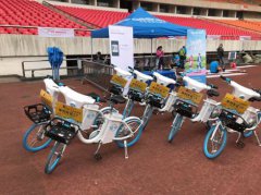 骑电单车现身杭州马拉松