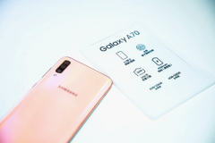 绚丽U视屏+后置三摄,三